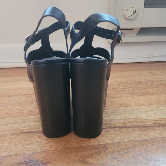 GUESS Sandals - Picture 3 of 4